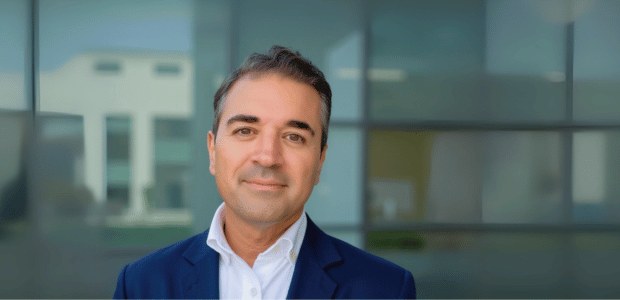 Ali Reza Karwandian vor dem Firmenstandort